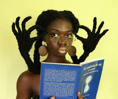 Девушка создает скульптуры из собственных волос. Фото