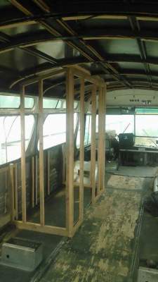 Потрепанный автобус превратили в комфортабельное жилье. Фото