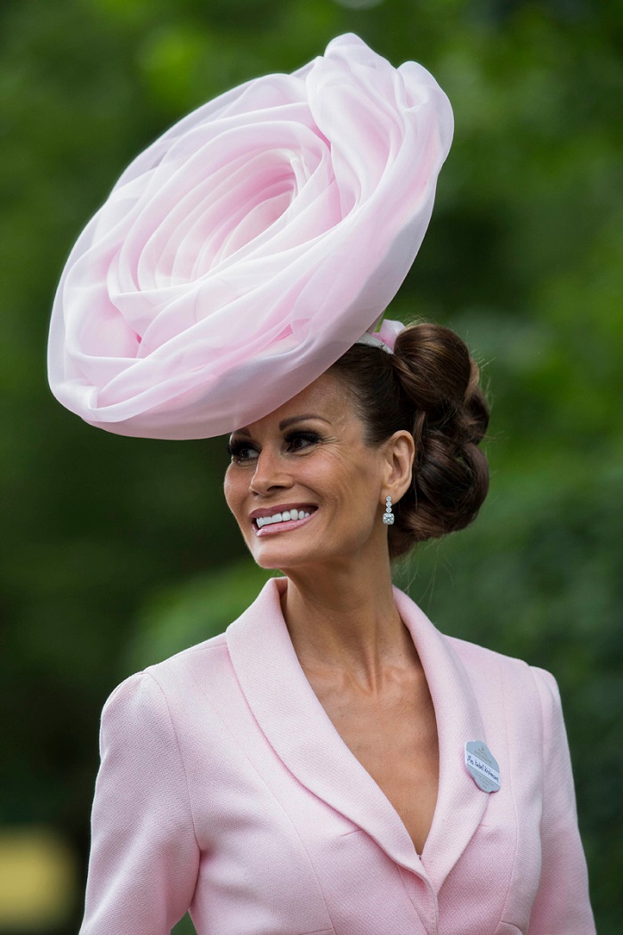 Вешалка, мяч и лошадь: самые безумные шляпки на королевских скачках Royal Ascot
