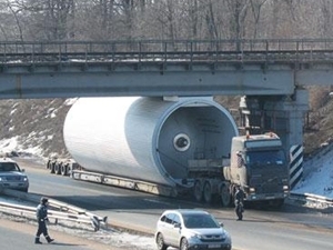 На Донецкой трассе гигантская цистерна с пивом не пролезла под мост