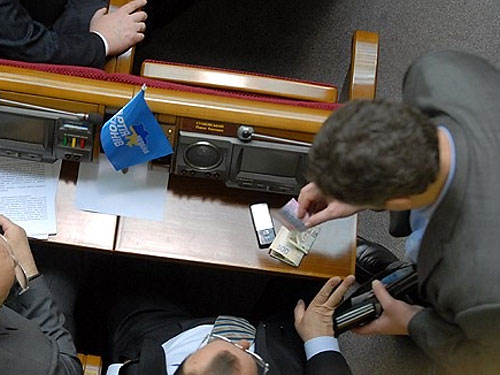 Суд разрешил депутатам не отчитываться перед украинцами о своих расходах до выборов