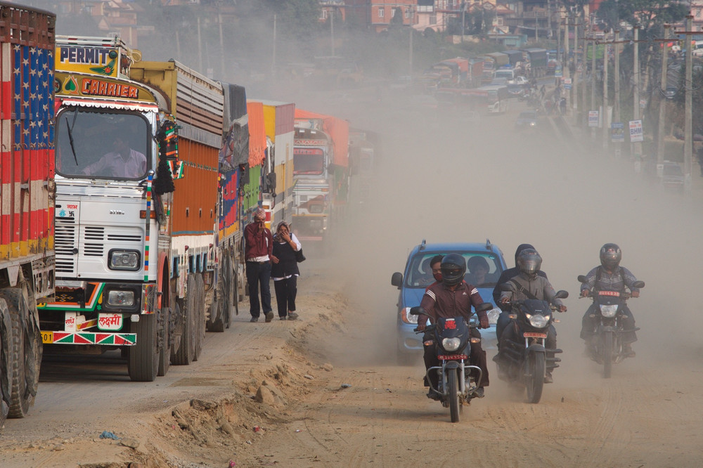 Пылевая завеса на пригородных дорогах Катманду
