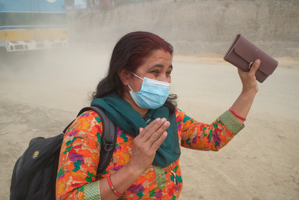 Пылевая завеса на пригородных дорогах Катманду