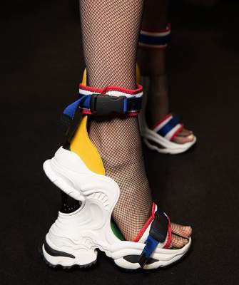 Дизайнеры потрудились над созданием самой странной в мире обуви