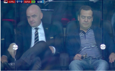 Любимое занятие: Медведева подловили спящим на футболе