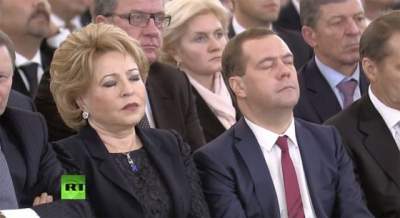 Любимое занятие: Медведева подловили спящим на футболе