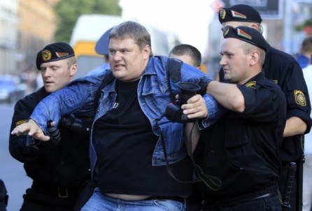 В Беларуси митингующих заставят платить милиции "за охрану"