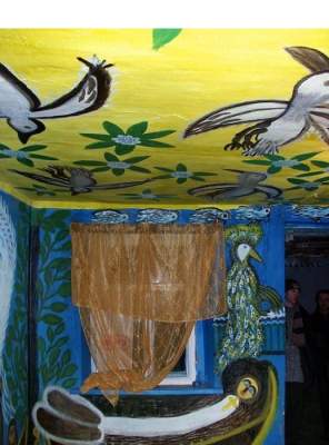 Украинская художница изобразила свою судьбу на стенах дома. Фото