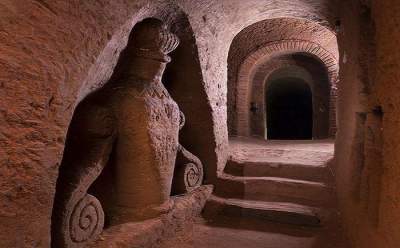 Мужчина превратил пещеру в подземный храм. Фото