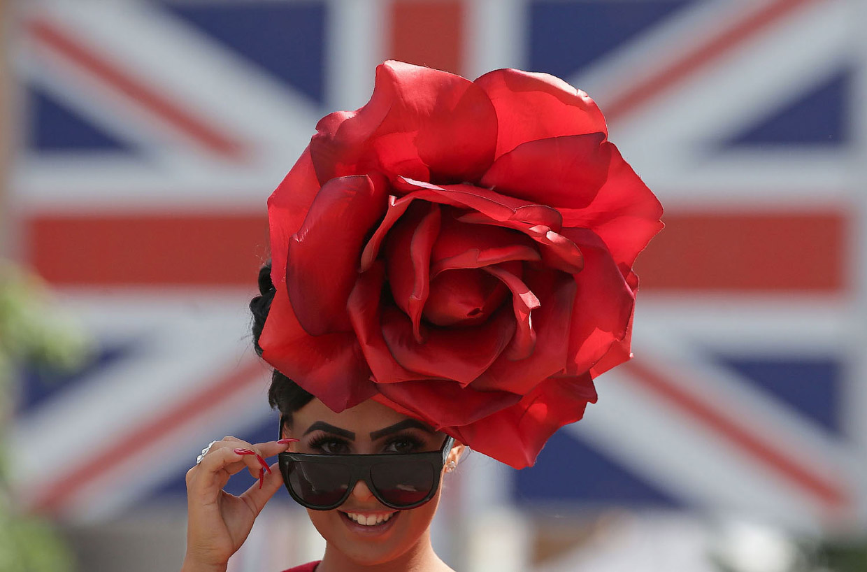 Необычные и безумные шляпы на ежегодных скачках Royal Ascot