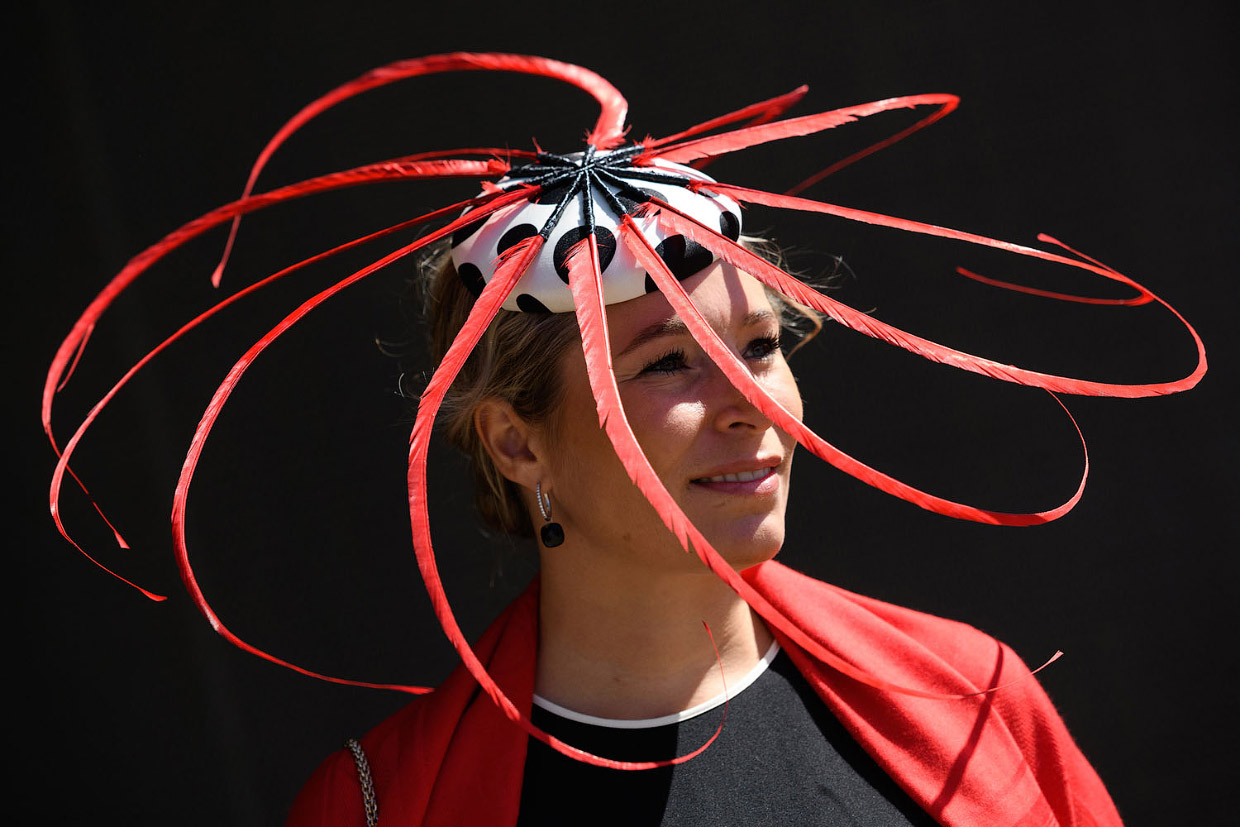 Необычные и безумные шляпы на ежегодных скачках Royal Ascot