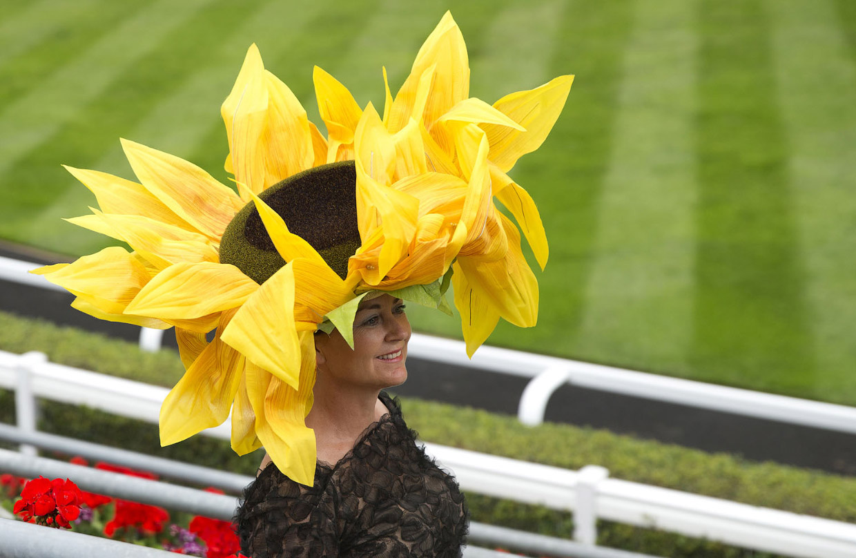 Необычные и безумные шляпы на ежегодных скачках Royal Ascot