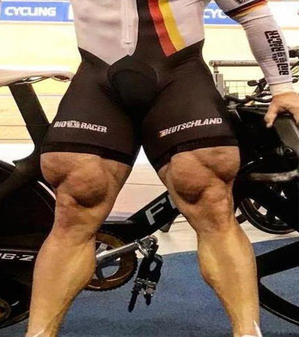 Велогонщик Квадзилла с невероятно накачанными ногами