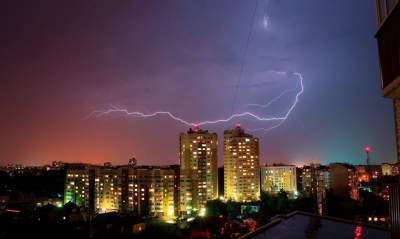 Яркие кадры молний над Киевом. Фото