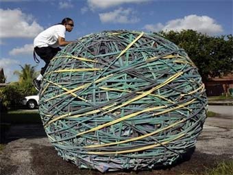 Житель Флориды передаст в музей гигантский шар из резиновых колец
