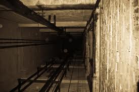 В Запорожье женщина с маленьким ребенком упала в шахту лифта 