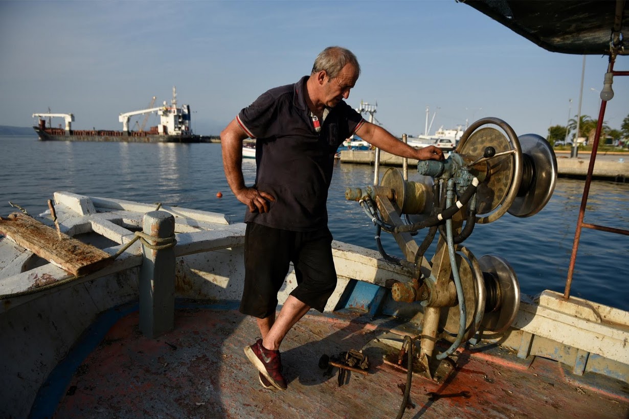 Греческие рыбаки сдают лодки и оставляют промысел