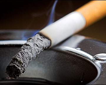 Раде пригрозили судом за запрет курения в общественных местах