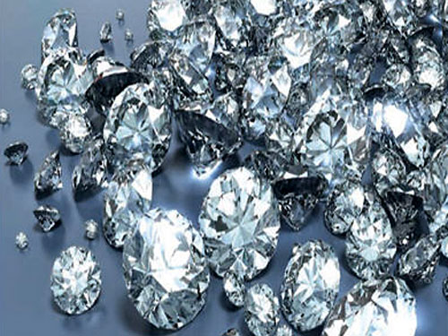 Женщина в лифте своего дома нашла пакет с бриллиантами и ищет их владельца
