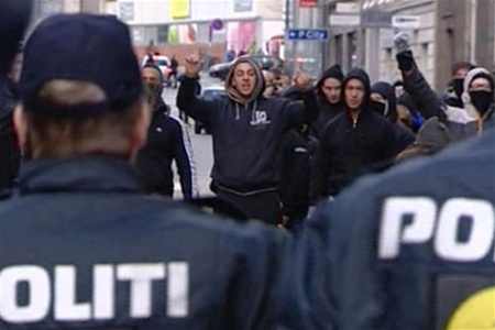 Полиция спровоцировала участников антикапиталистического митинга на массовое побоище в центре Франкфурта