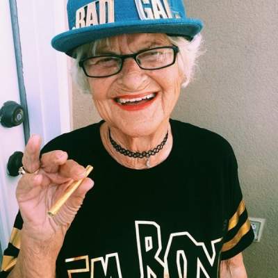 Активная 80-летняя бабушка покорила Instagram. Фото