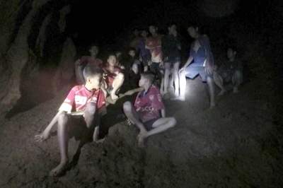 Украинские дайверы показали, как спасают детей из затопленной пещеры. Фото