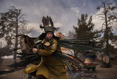 Фотограф показал, как живут современные монгольские шаманы. Фото