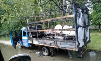 В России пылающий грузовик тушили фекалиями