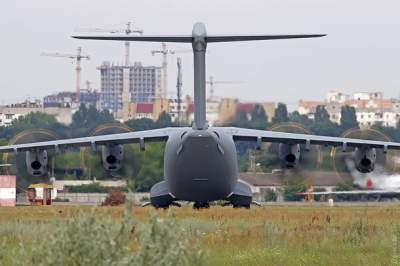Так выглядит самолет НАТО, приземлившийся в Украине. Фото