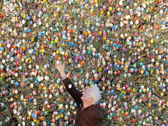 Немецкий пенсионер украсил дерево десятью тысячами пасхальных яиц  