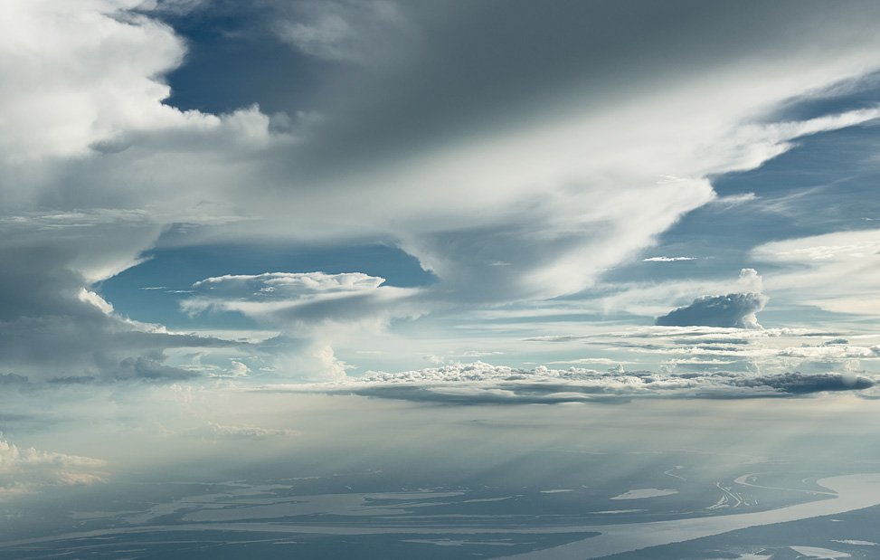 Живописные облака на высоте 6 000 метров