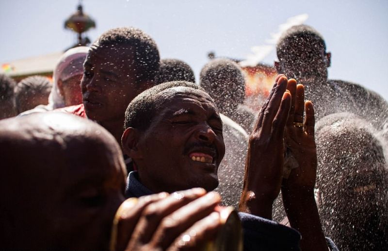 Священник проводит массовый обряд экзорцизма в Эфиопии