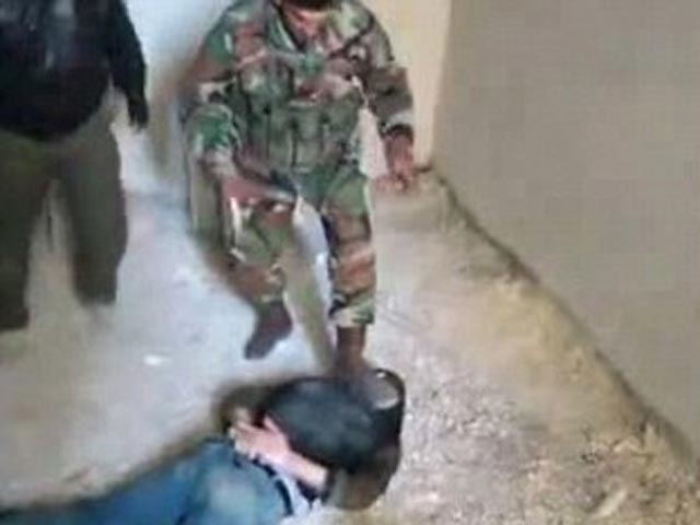 Опубликовано видео новых зверств в Сирии: солдаты топчут свою жертву