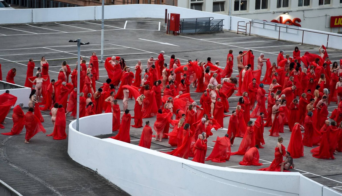 500 австралийцев разделись для инсталляции Спенсера Туника