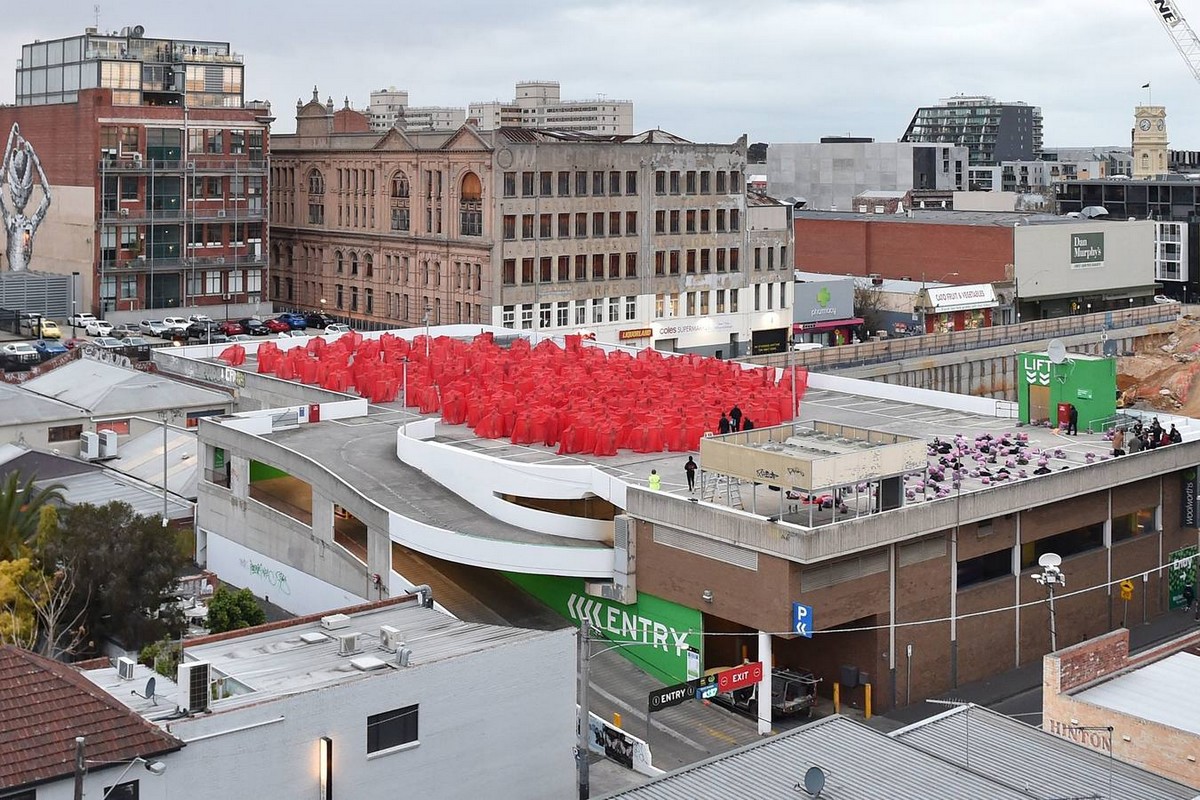 500 австралийцев разделись для инсталляции Спенсера Туника