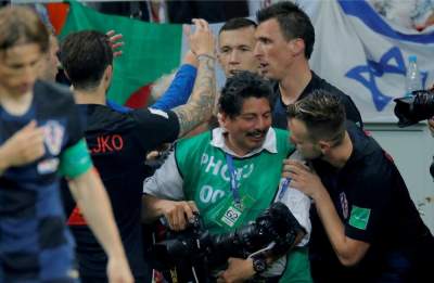 Хорватские футболисты на радостях «уронили» фотографа