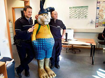 Полиция задержала картонного пасхального зайца