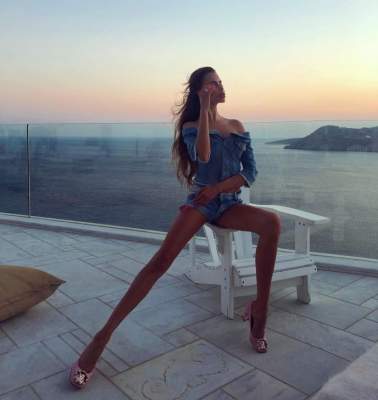 Девушка с очень длинными ногами покорила Instagram. Фото