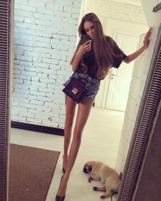 Девушка с очень длинными ногами покорила Instagram. Фото