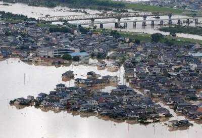 Наводнение в Японии в пугающих снимках. Фото