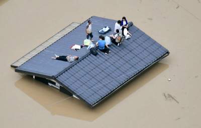 Наводнение в Японии в пугающих снимках. Фото