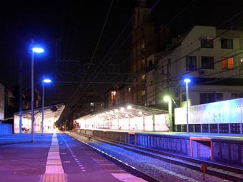 Синие фонари на станции токийской железной дороги