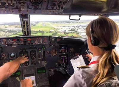 Девушка-пилот из Швеции покорила Instagram. Фото