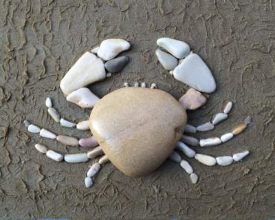 Необычные картины, сделанные из пляжных камней. Фото