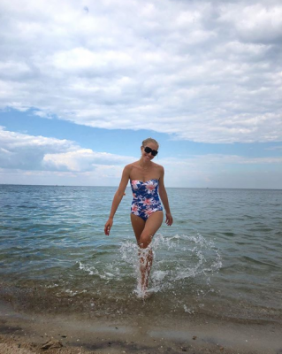 Катя Осадчая показала стройную фигуру на пляже