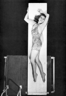Как выглядели в купальниках самые красивые девушки 40-х. Фото
