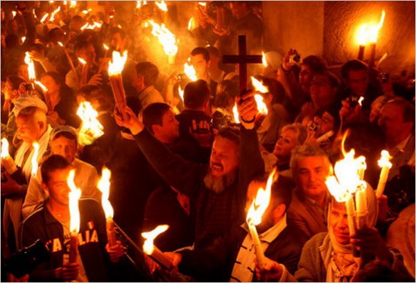 В Иерусалиме в храме Гроба Господня зажёгся огонь, символизирующий нерукотворный свет Воскресения 