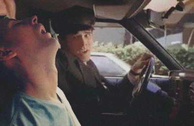Парень, уснувший в авто, стал героем смешных мемов