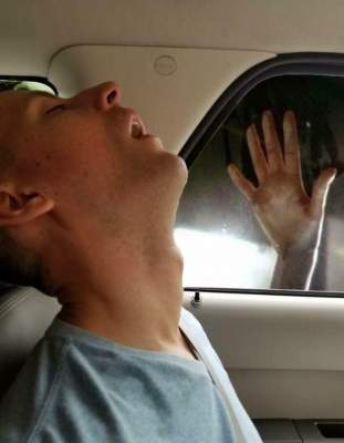 Парень, уснувший в авто, стал героем смешных мемов