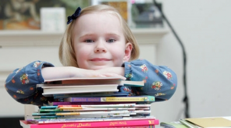 4-летняя девочка по уровню IQ догнала ученого Стивена Хокинга